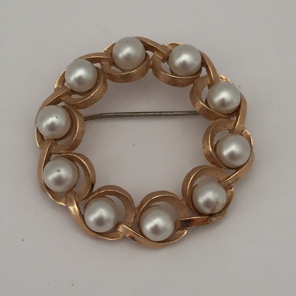 Trifari Vintage Brooch Pin Pearls Gold Tone Round Signed Wreath Circle 1955-1969